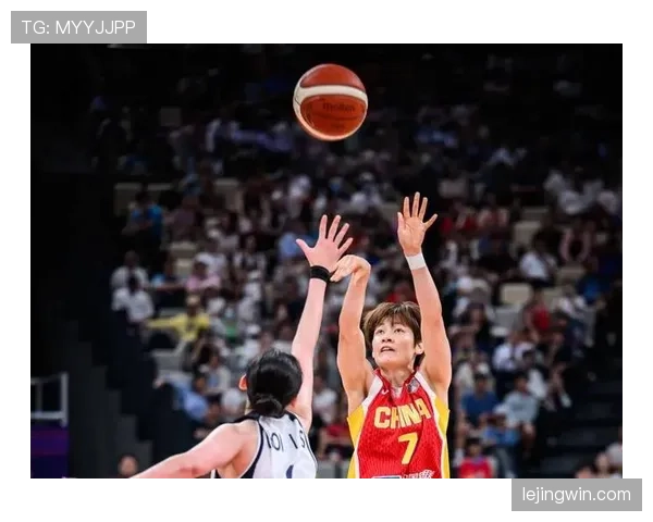 杨力维赛场上拼得像战士，翻到她私服图我以为点错了明星买手店